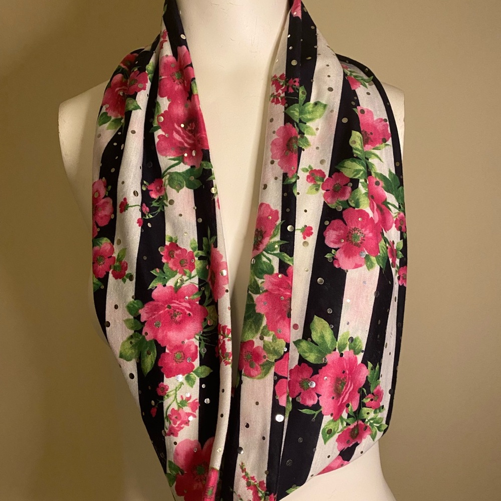Women’s Scarf Wrap Rose Black/White 1 Size Fits Most 100% Polyester (G7)